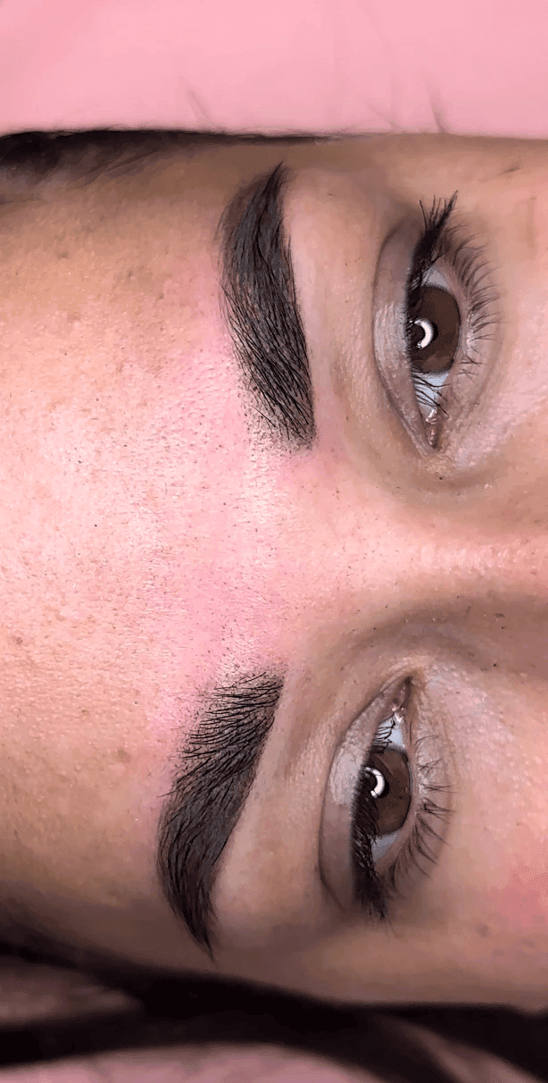 Ukázka Microblading — chloupkové obočí