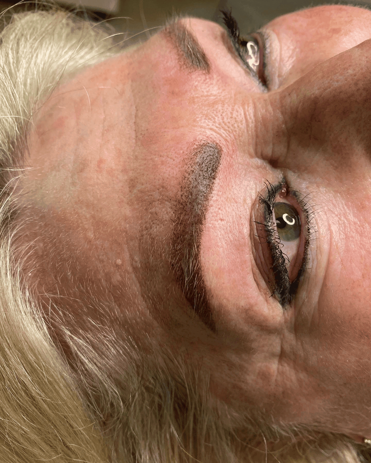 Ukázka Microshading — pudrové obočí